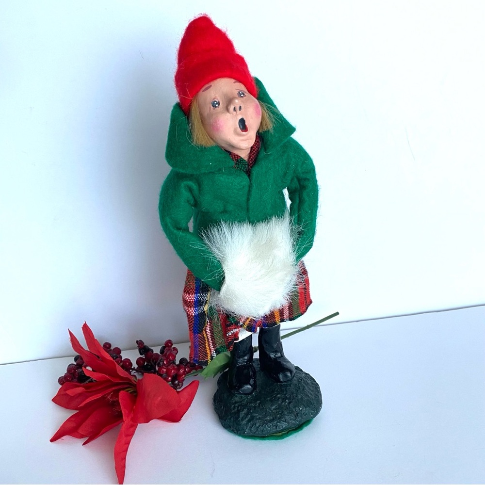 Byers Choice Christmas’s Caroler white Hand Muff Plaid Skirt Green Jacketket